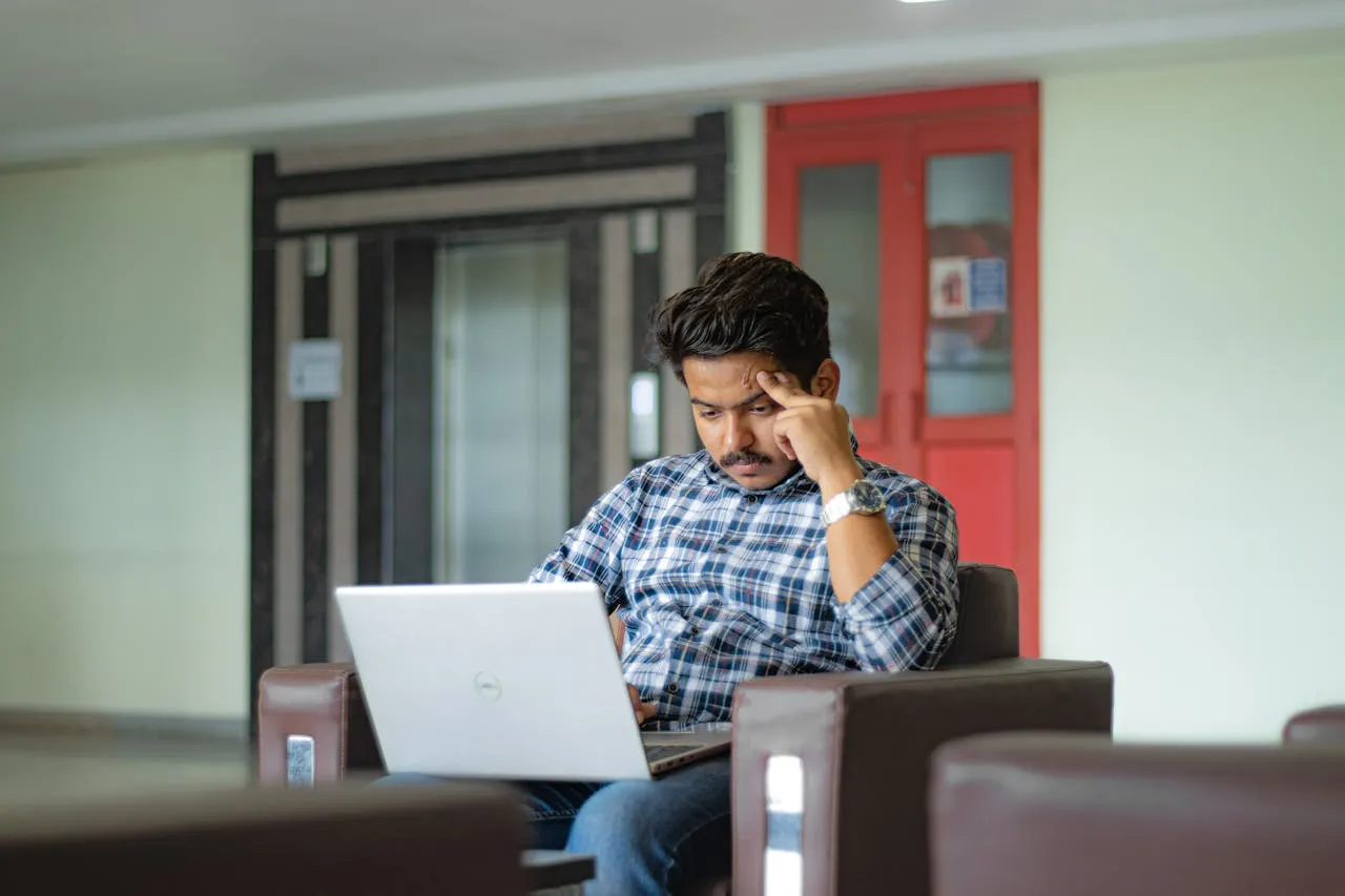 E-invoicing in Pakistan: a small business owner issuing a digital sales tax invoice