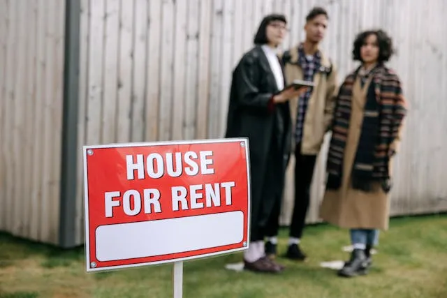 Rental and leasing invoice templates: a House for Rent sign outside a property